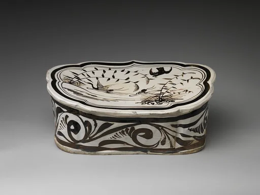 金 磁州窯白地黑彩鶻搏天鵝 “春水” 瓷枕|Pillow with a falcon attacking a swan