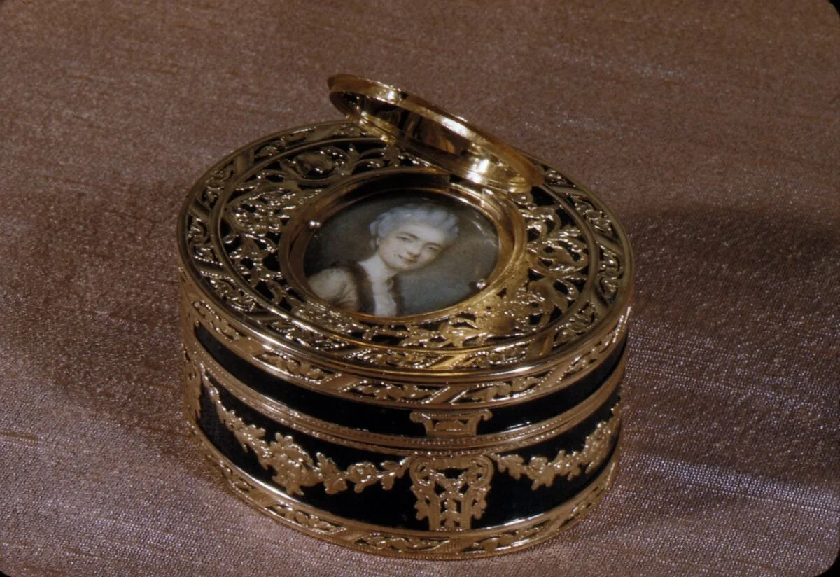 Snuffbox with portrait of a woman — Claude Héricourt