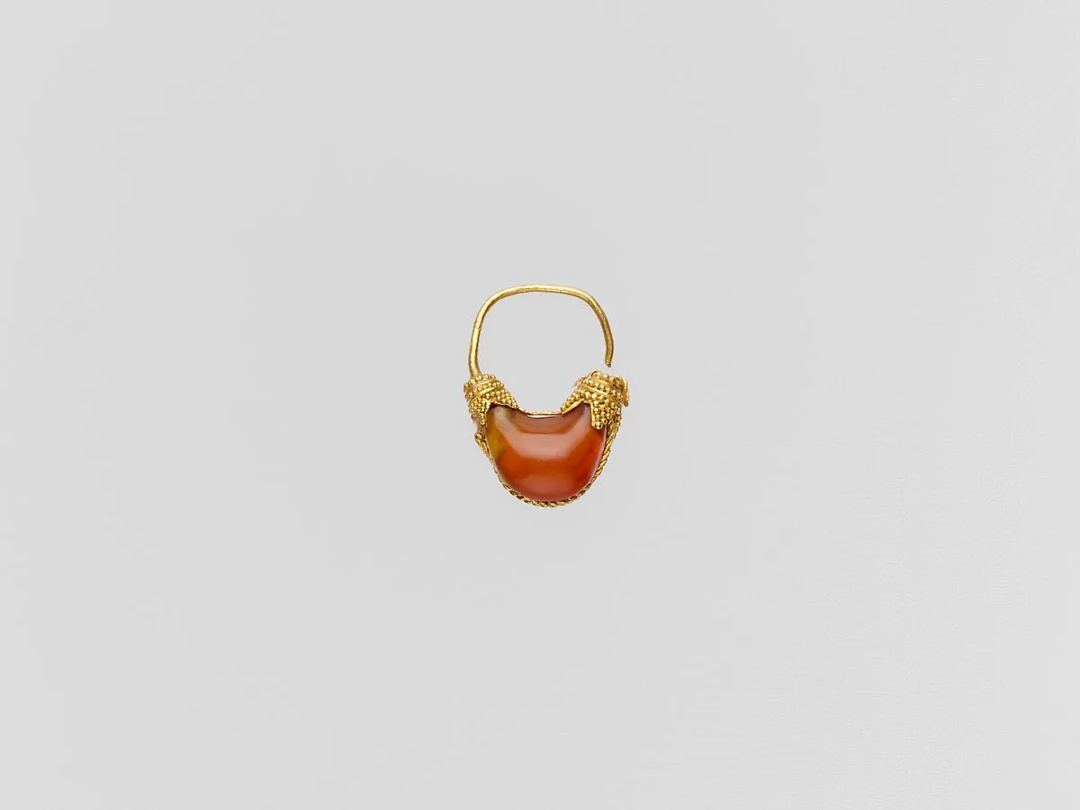 Gold and carnelian boat-shaped earring — Unknown