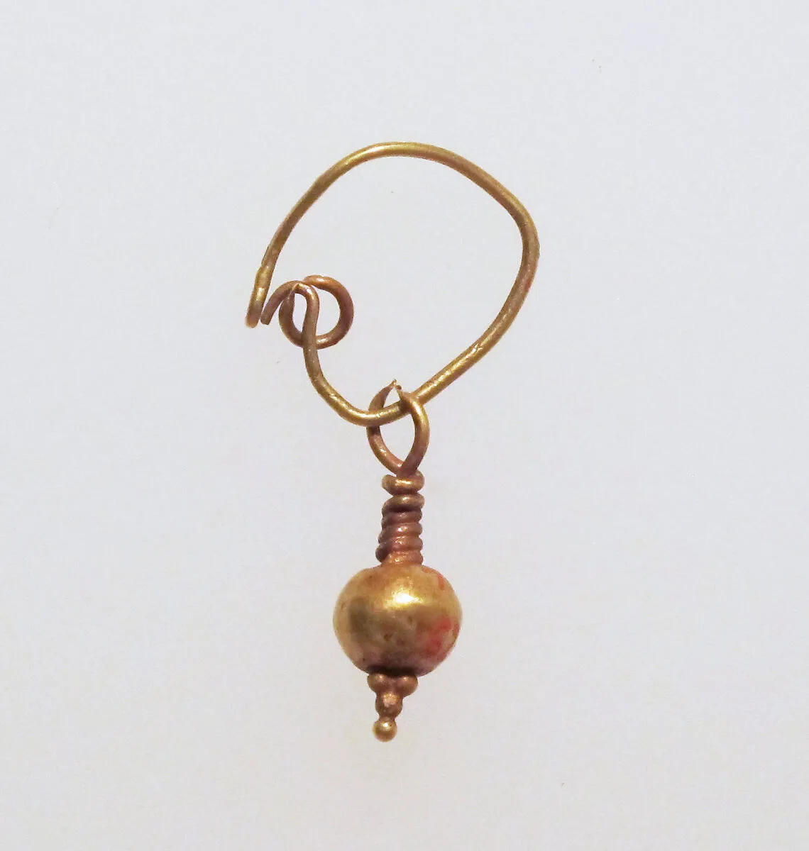 Gold earring with pendant — Unknown