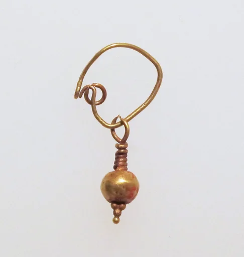 Gold earring with pendant