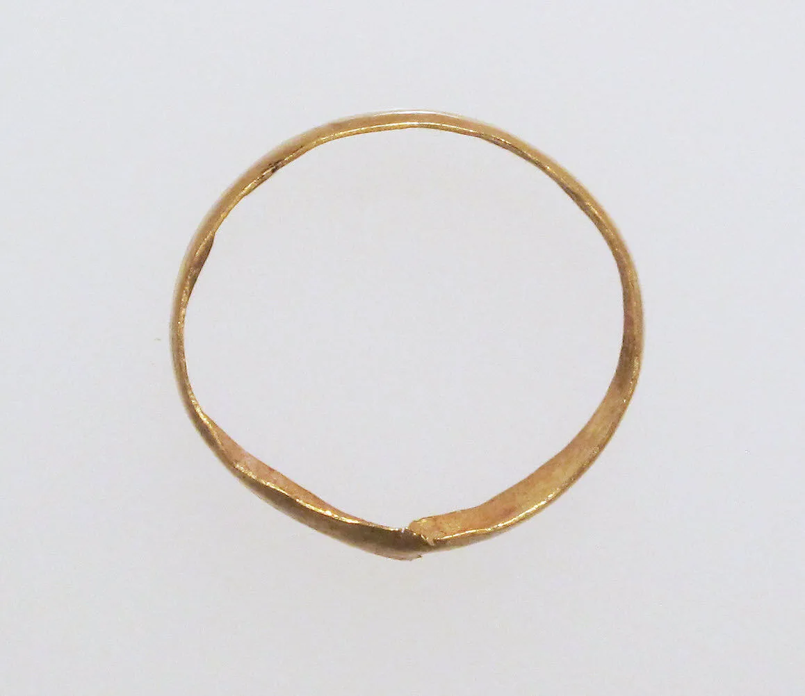Ring with hollow hoop — Unknown