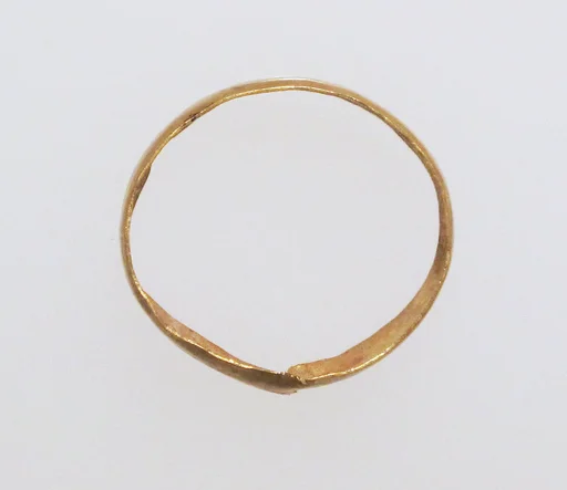 Ring with hollow hoop