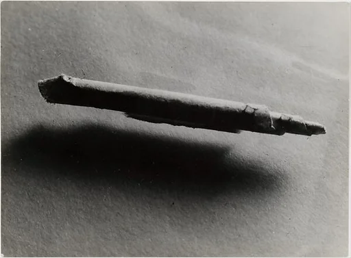 Sculpture involontaire: enroulement élémentaire, obtenu chez un 'débile mental’[Involuntary Sculpture: Rudimentary [Paper] Roll Obtained from a Mentally Disabled Person]