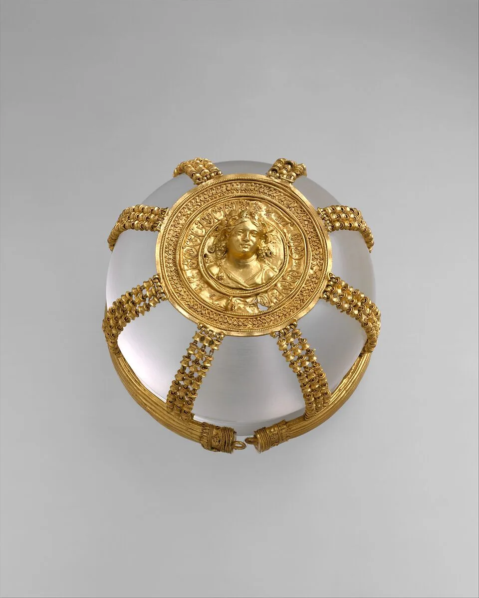 Gold openwork hairnet with medallion — Unknown