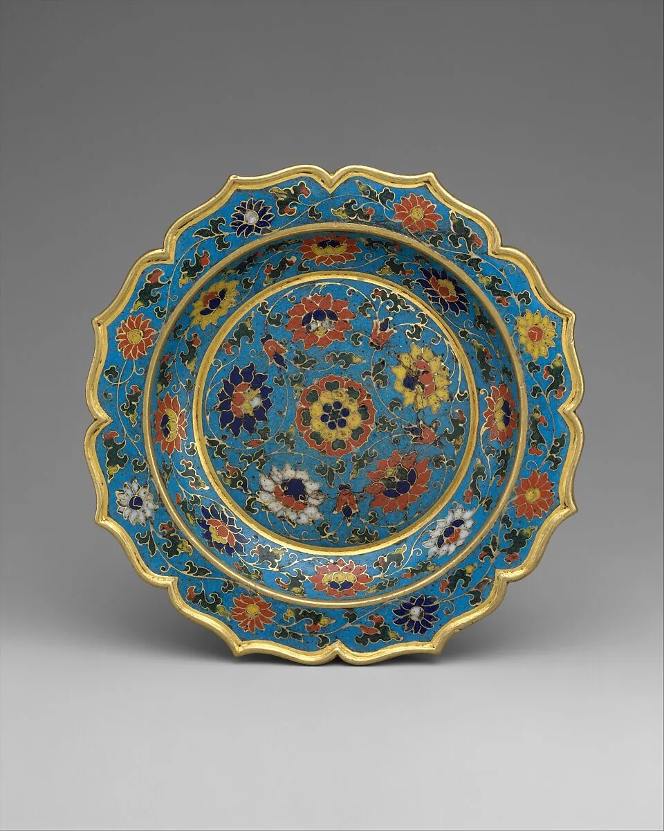 明早期 掐絲琺瑯纏枝蓮紋菱花口碟|Foliated dish with floral scrolls — Unknown