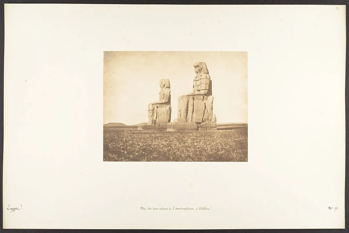 Vue des deux colosses de l'Aménophéum, à Thèbes — Maxime Du Camp