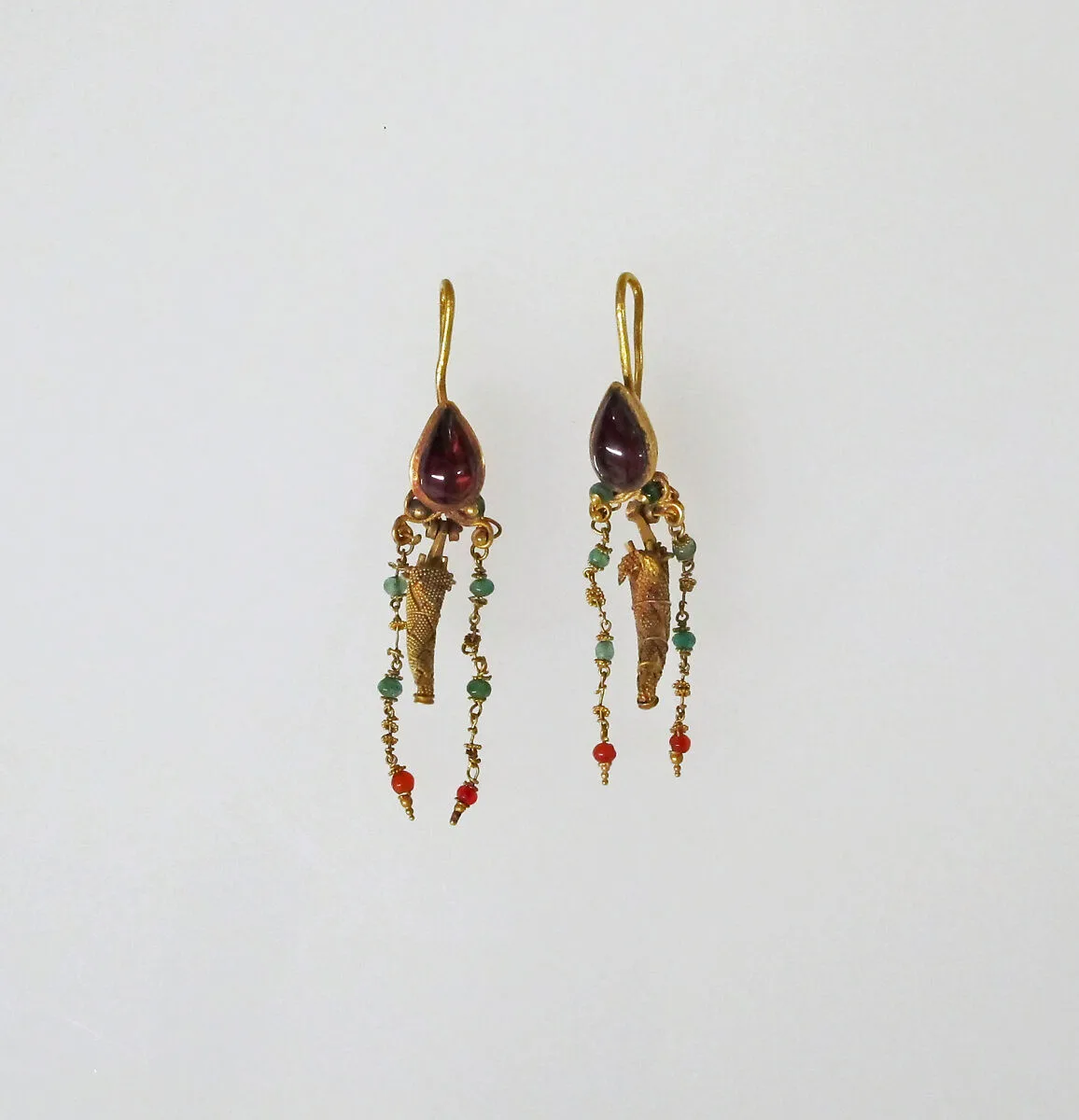 Earring with pendant and chains — Unknown