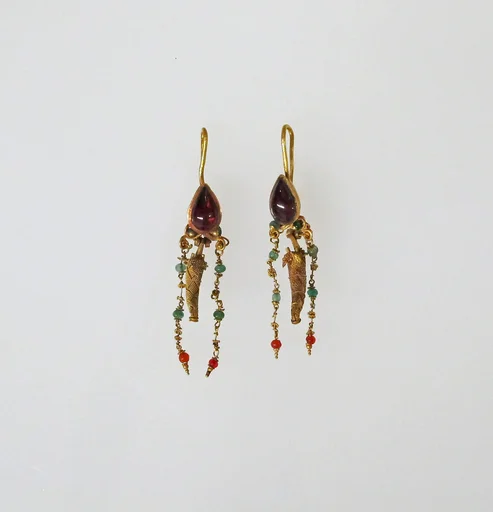 Earring with pendant and chains
