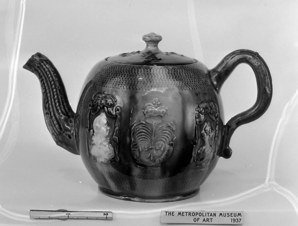 Teapot with portraits of King George III (1738–1820) and Queen Charlotte (1744–1818) — Whieldon type