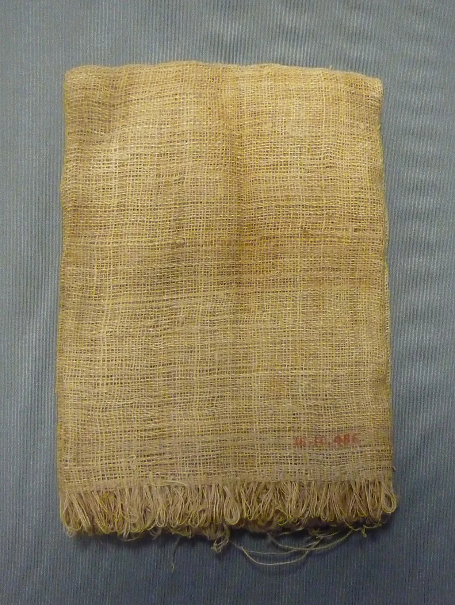 Miniature Linen Sheet From Foundation Deposit 2 of Hatshepsut's Valley Temple — Unknown