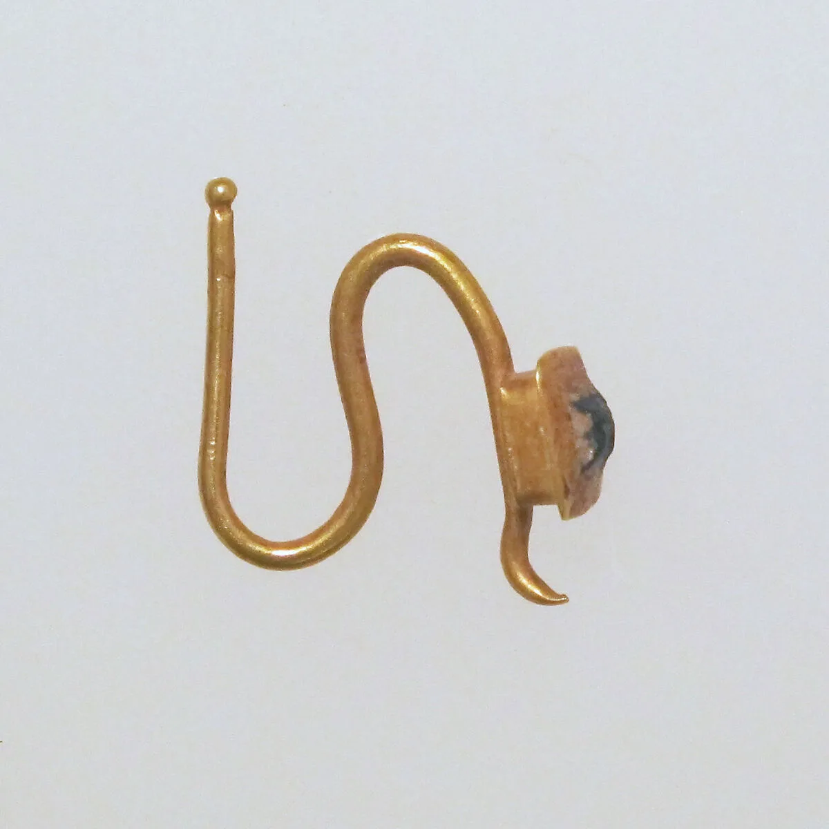 Earring-hook type with paste setting — Unknown
