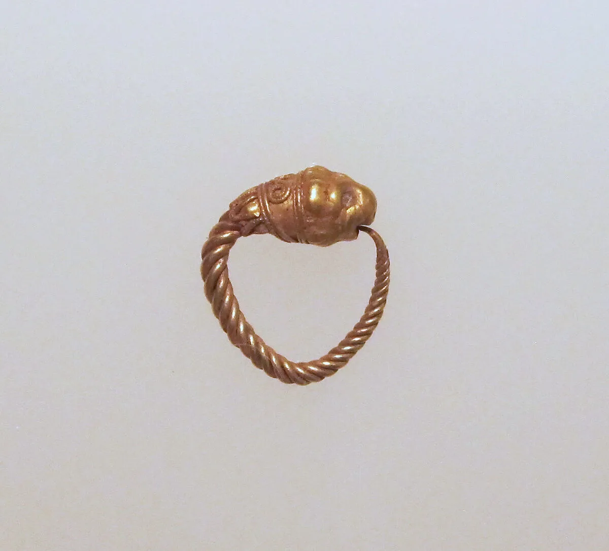 Gold earring with head of a lion — Unknown