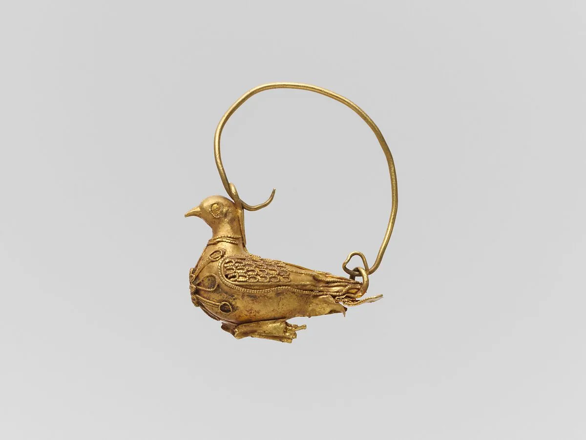 Gold earring in the form of a dove — Unknown