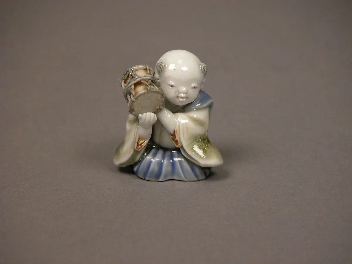 染付色絵囃子唐子形置物|Chinese child with musical instrument — Unknown