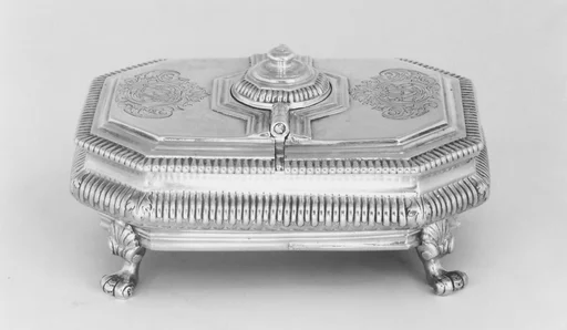 Spice box with grater