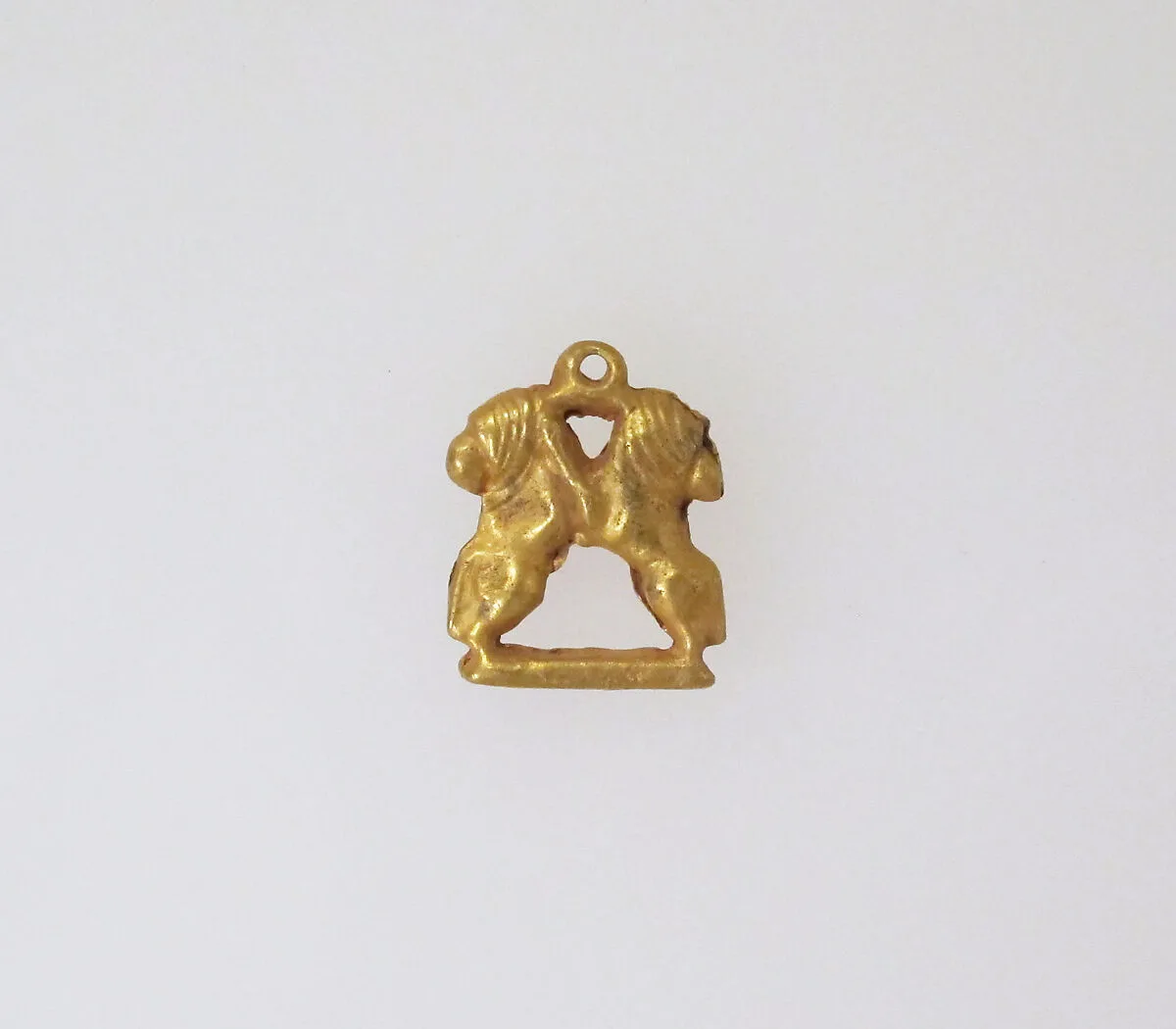 Gold pendant in the form of two rampant lions — Unknown