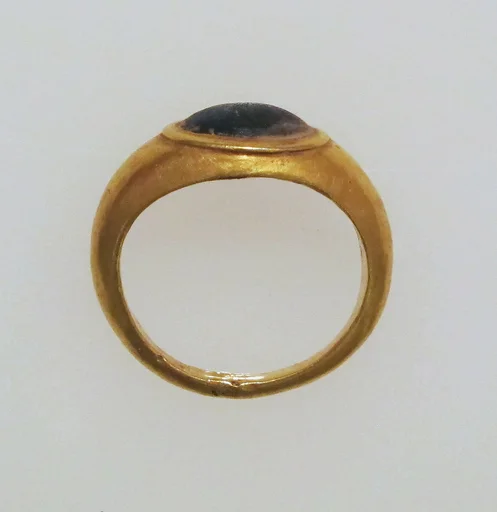 Ring with glass bezel