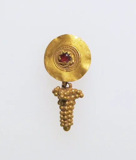 Earring with disc, suspended grapes