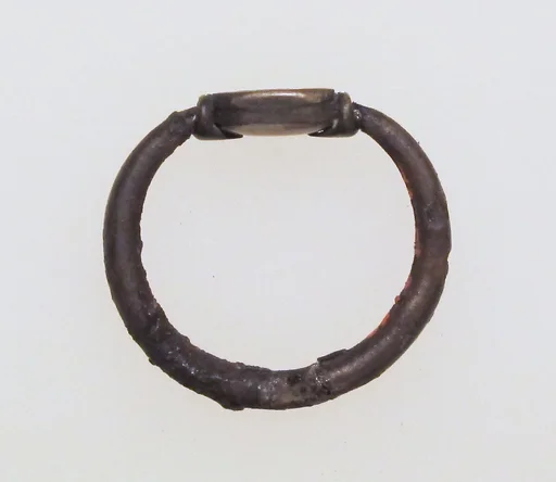 Ring with scaraboid