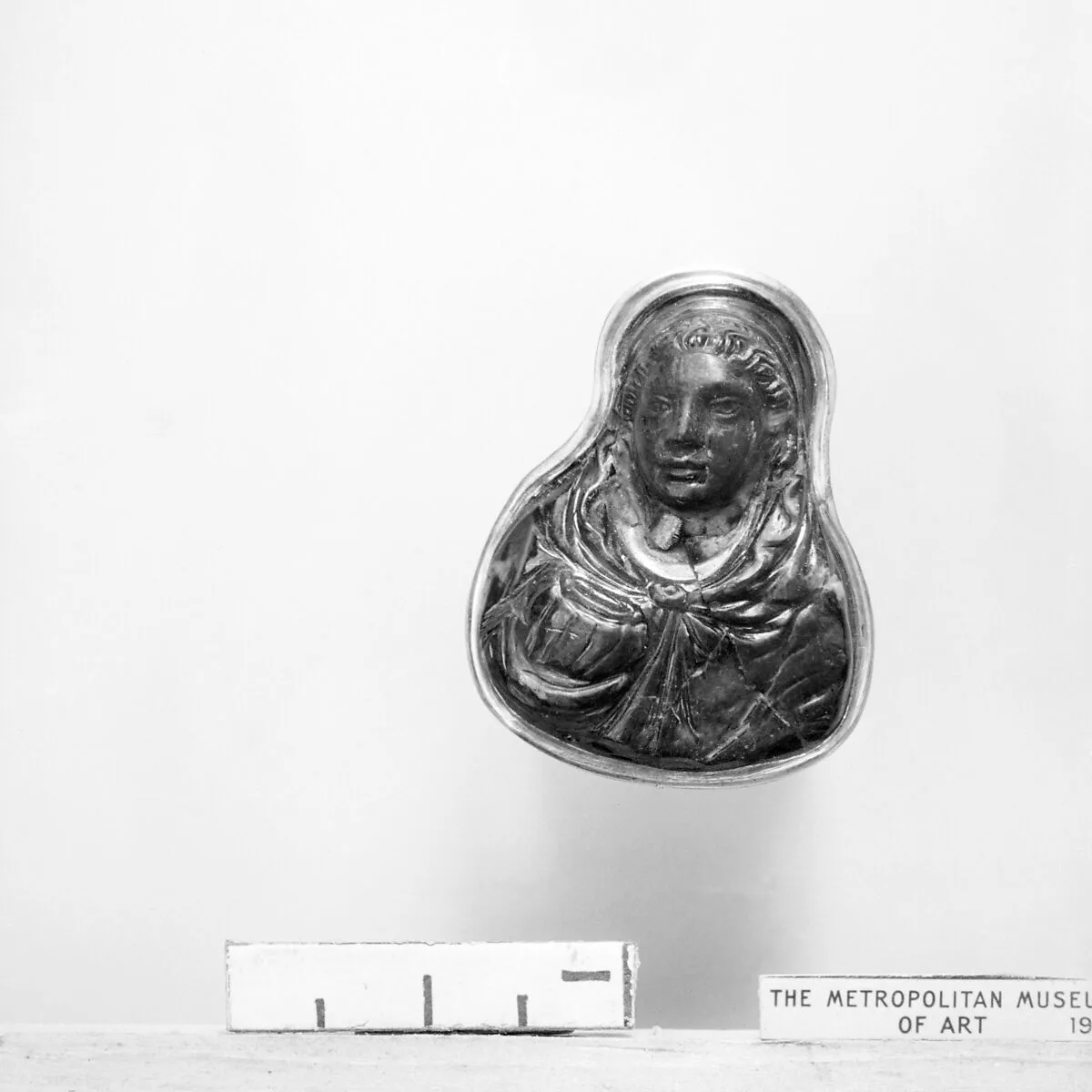Woman carrying a jar — Unknown