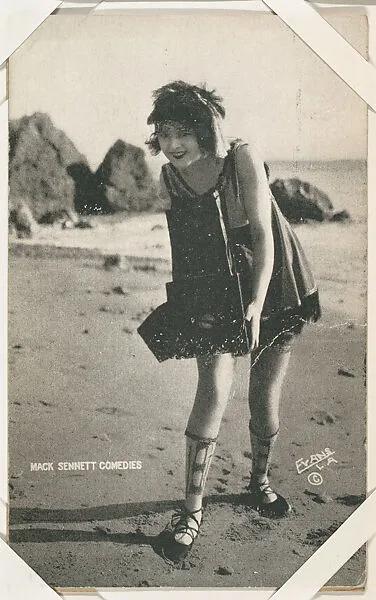 Bathing beauty in fancy hat from Mack Sennett Comedies Arcade series (W423) — Unknown