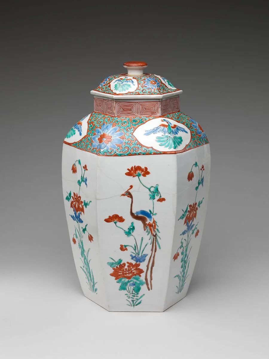 色絵花鳥文八角大壺 有田焼 ・ 柿右衛門様式|Hexagonal Jar with Flower and Bird Decoration (one of a pair) — Unknown