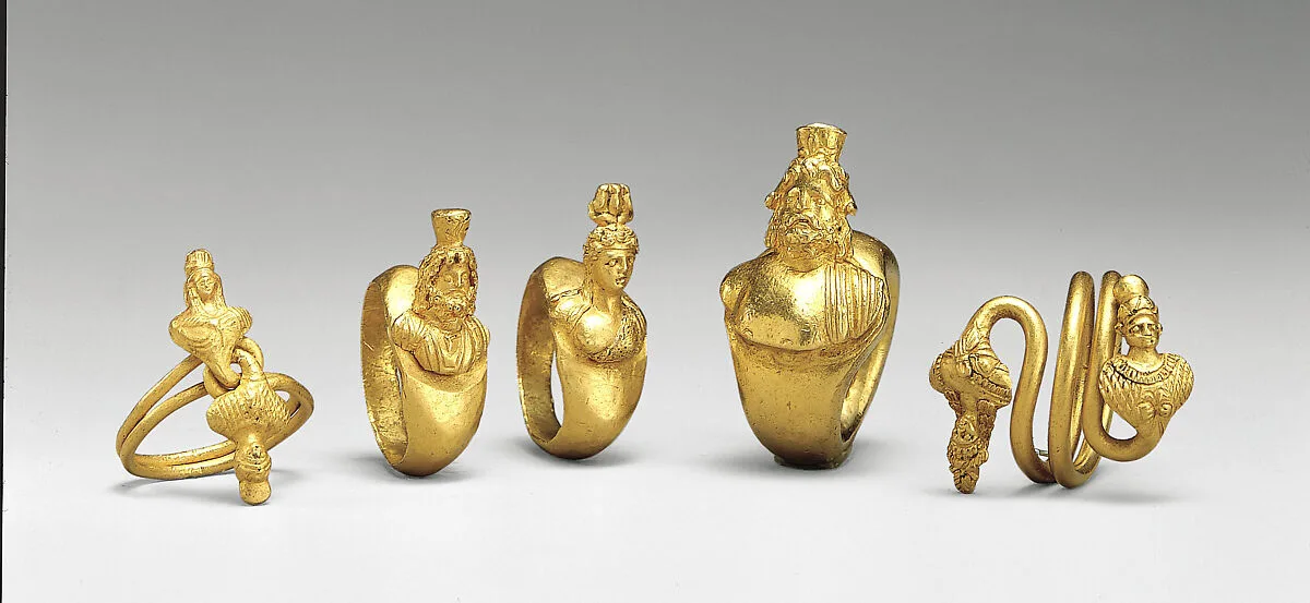 Ring with busts of Osiris and Isis twisted so as to form a bezel — Unknown