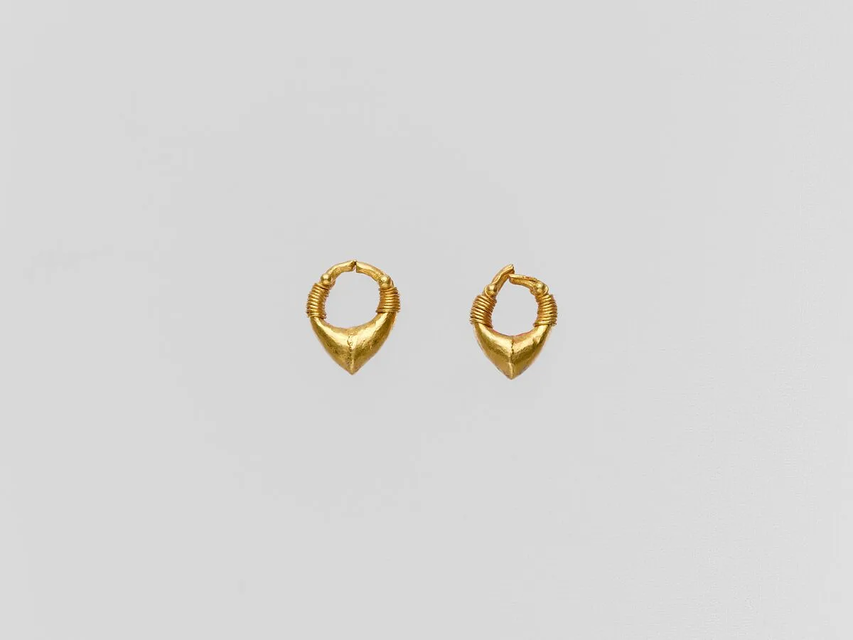 Gold chevron-shaped earring — Unknown