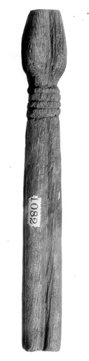 Furniture element in the form of a column with lotus bud capital