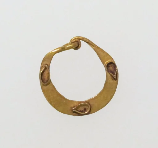 Earring, crescent-shaped