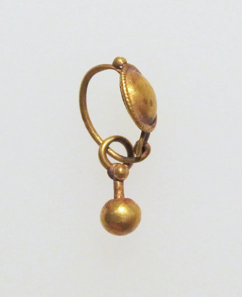 Gold earring with disc and pendant — Unknown