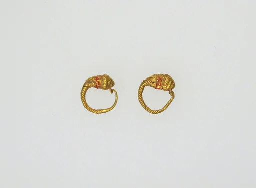 Earring with head of lions