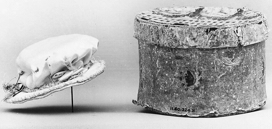 Doll's hat and hatbox — Unknown