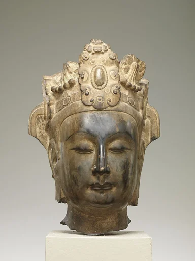 北齊 彩繪石雕菩薩頭像|Head of an attendant bodhisattva