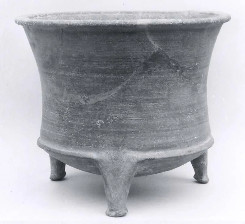 Tripod vessel — Unknown