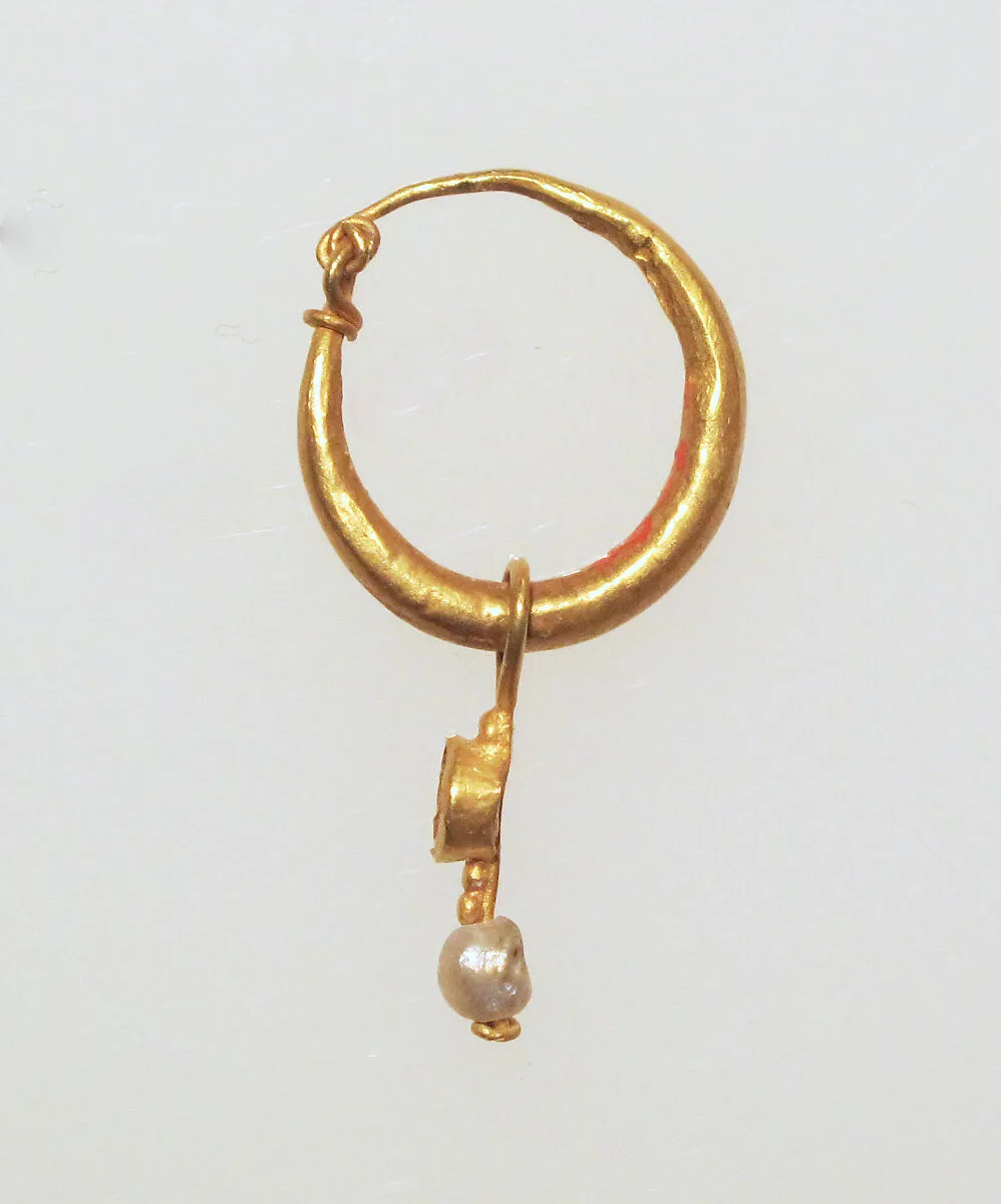 Gold earring with pearl pendant — Unknown