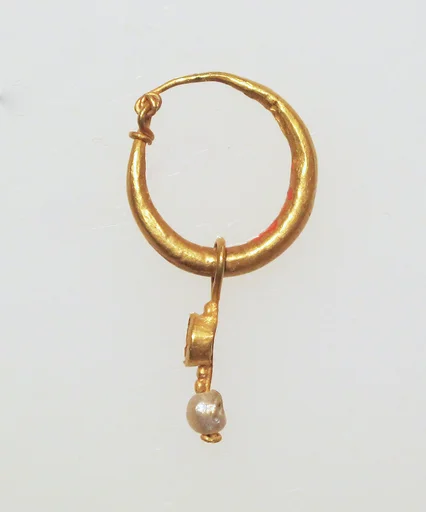 Gold earring with pearl pendant