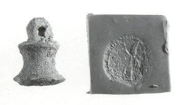 Stamp seal (bell-shaped with loop handle) with divine being