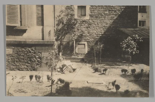[Courtyard at 5, rue de la Santé, Paris]