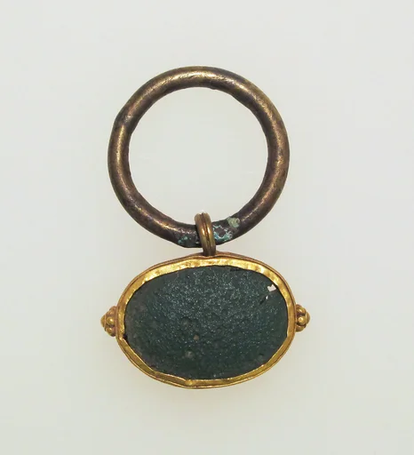 Ring with band settings