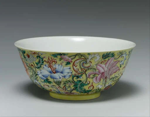 清道光 景德鎮窯黃地粉彩花卉碗|Bowl with imaginary composite flowers