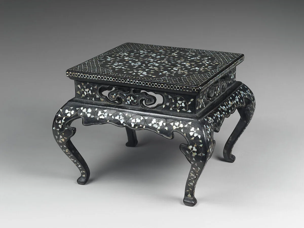 나전 칠 넝쿨 무늬 꽃 모양 탁자 조선|螺鈿漆 唐草文菱花形 卓子 朝鮮|Table decorated with floral scroll — Unknown