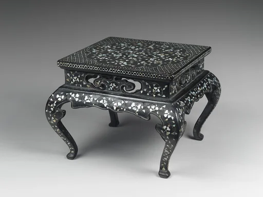 나전 칠 넝쿨 무늬 꽃 모양 탁자 조선|螺鈿漆 唐草文菱花形 卓子 朝鮮|Table decorated with floral scroll