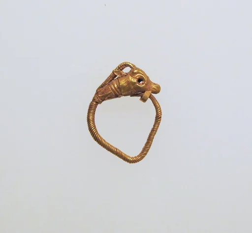 Gold earring with head of a goat