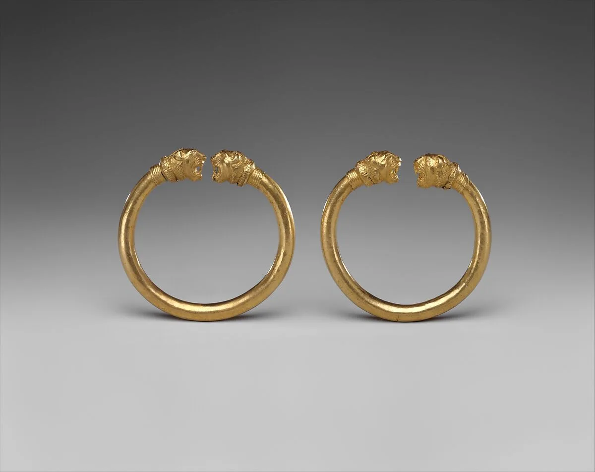 Gold lion's head bracelet with copper-alloy core — Unknown