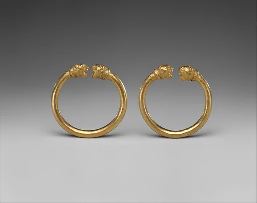 Gold lion's head bracelet with copper-alloy core