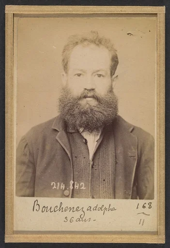 Bouchenez. Adolphe. 36 ans, 27/2/94. (En rouge barrant la fiche: "Transféré à Mazas. À faire extraire").