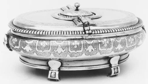 Spice box with grater