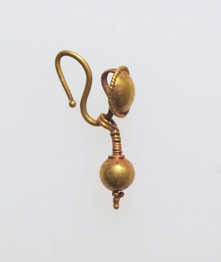 Gold earring with disc and pendant